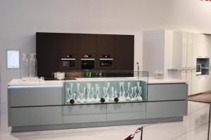 Alno Designküche mit großem Glasbecken bzw. Vitrine