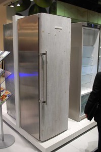 Neuer Designer-Kühlschrank mit Front im Design von uraltem Gestein