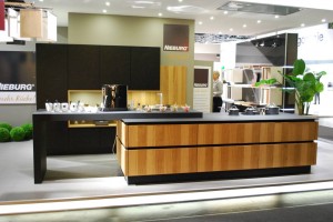 Designinselküche in Schwarz und Holzdekor