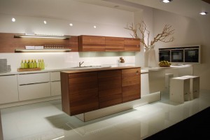 Designküche in Weiß und Holzdekor