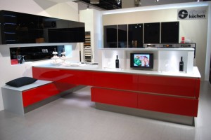 Designküche, Hochglanzküche in Rot und Schwarz