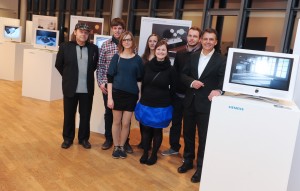 (v.r.n.l.) Siemens Chefdesigner Gerhard Nüssler mit den Design-Studenten der Hochschule Coburg und Prof. Peter Raab, Hochschule fÃ¼r angewandte Wissenschaften in Coburg auf der Ausstellung âHome Heroesâ am 11. Februar 2012.