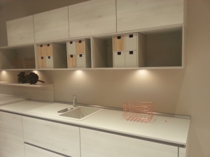 moderne grifflose Landhausküche in weiß angestrichener Holzoptik